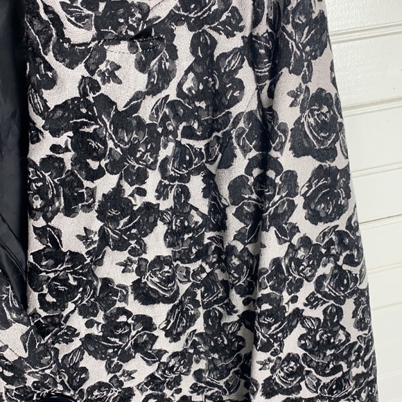 ⭐️ ⭐️  NWT Torrid Lined Black Rose Brocade Blazer Jacket - Picture 4 of 9